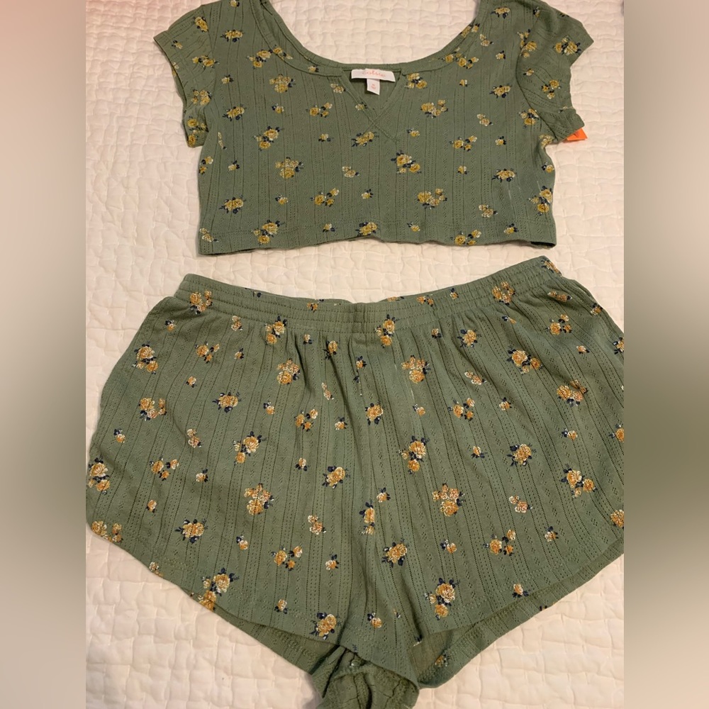 NWT Colsie Cropped Floral Pajama Set